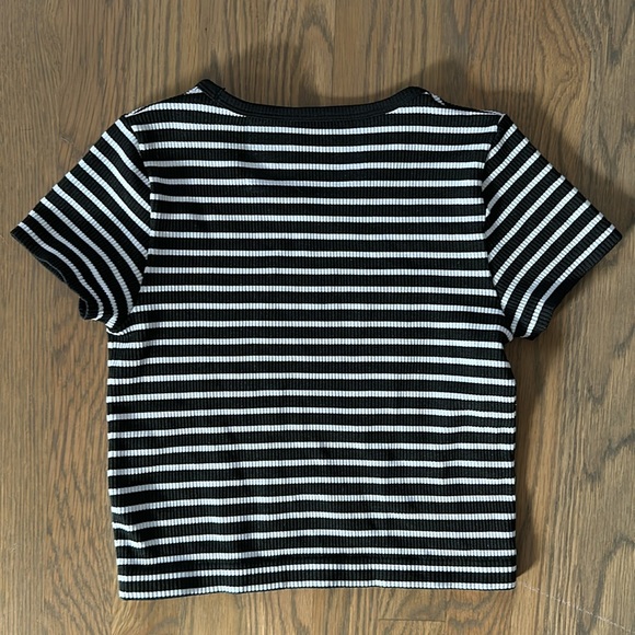 Aura Cropped Tee T-Shirt sz M-L Women’s Ribbed Black White Stripes Stretch Comfy - Picture 3 of 5